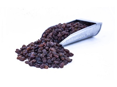 Mass distribution of dried black raisins for export